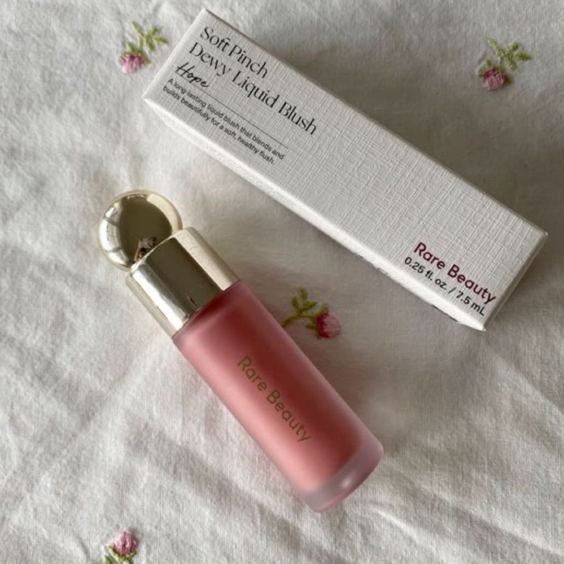 RARE BEAUTY dewy liquid blush - Shade hope