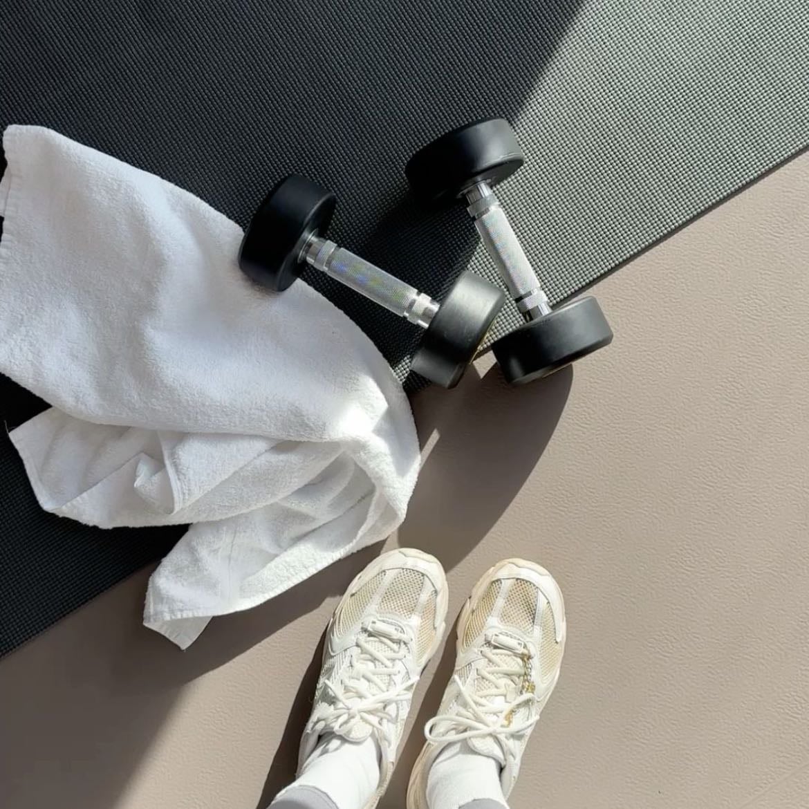 Ejercítate - correr, pilates, gym. No es necesario pagar una mensualidad en un gym costoso para mantener sano tu cuerpo y condición física 🤍