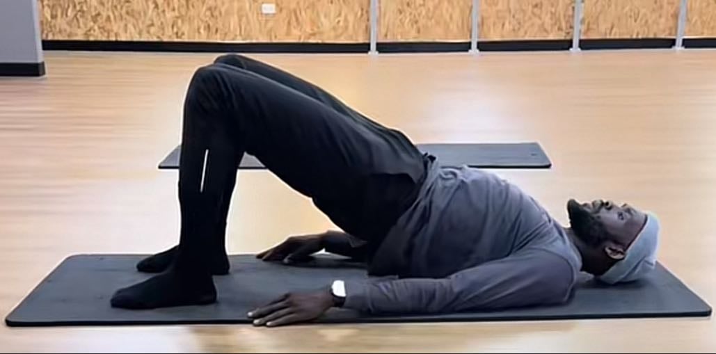 glute bridge au sol