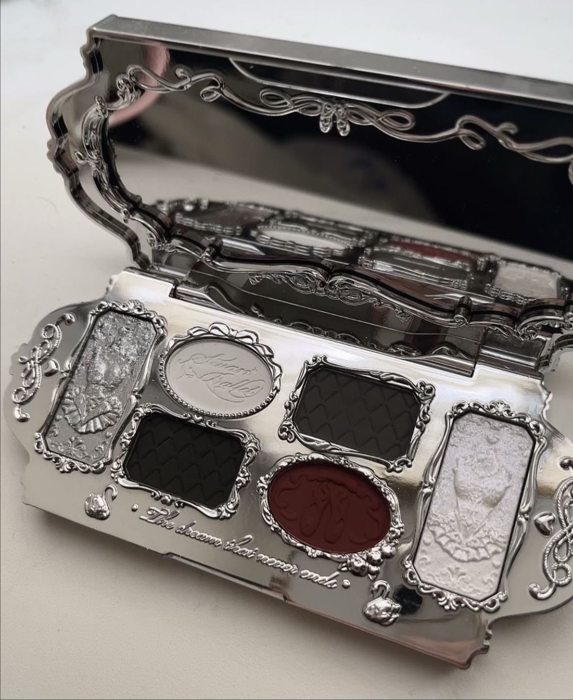 Swan Ballet Eyeshadow | Flower Knows - $651 MXN