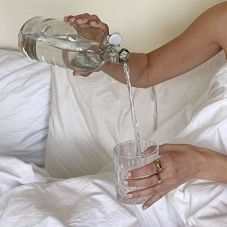 Tomar un vaso con agua - Beber un vaso de agua al despertar ofrece varios beneficios para la salud, incluyendo la rehidratación del cuerpo después de la noche, el aumento de la energía y la estimulación del metabolismo. Además, puede mejorar la función cerebral, facilitar la digestión y ayudar a la eliminación de toxinas.