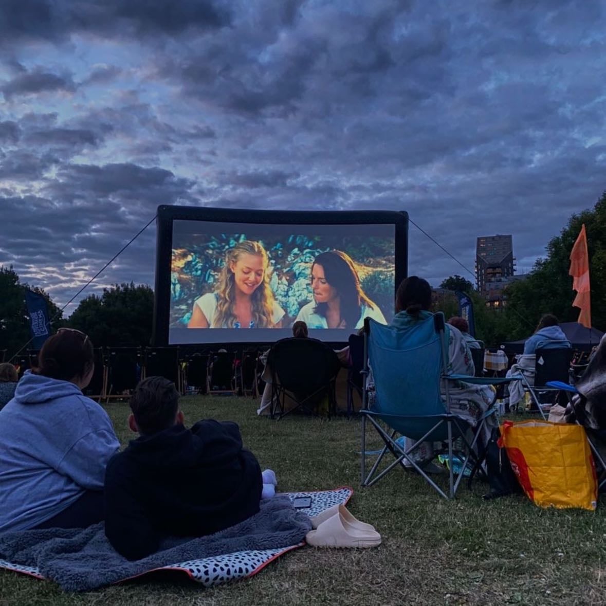 OUTSIDE MOVIE AND SMORES⭐️🎬