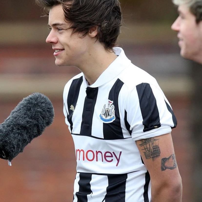 harry x newcastle 🖤🤍 - i bet you can't guess what football team i support, this pic is fireee 🔥🔥