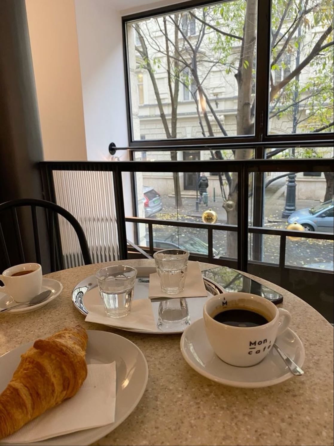 Ir a una cafetería nueva - y bonita ;)