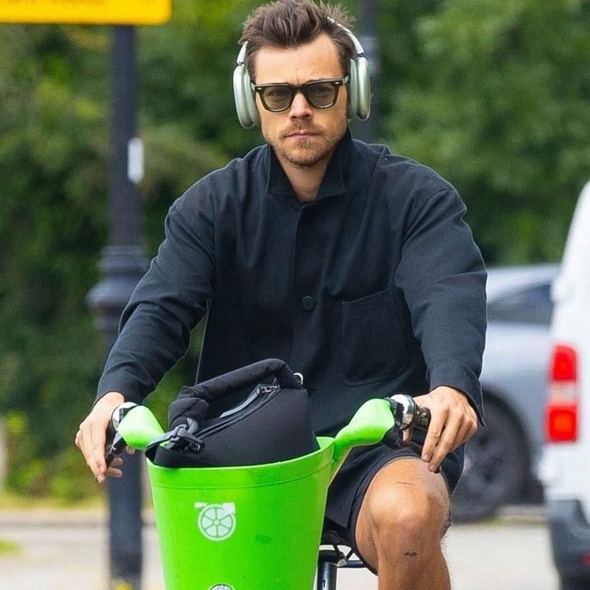 HARRYYY - My day was literally made so much better yesterday when these photos of Harry came out like what do you mean heโs in London!!! Also he looks so good in them ๐