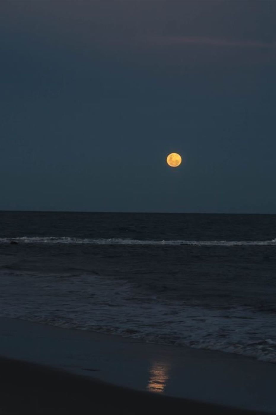 Observar o céu - Não sei se isso configura um hobbie, mas sempre que possível eu gosto de ficar observando o nascer/pôr do sol, a chuva, as estrelas e a lua no céu.