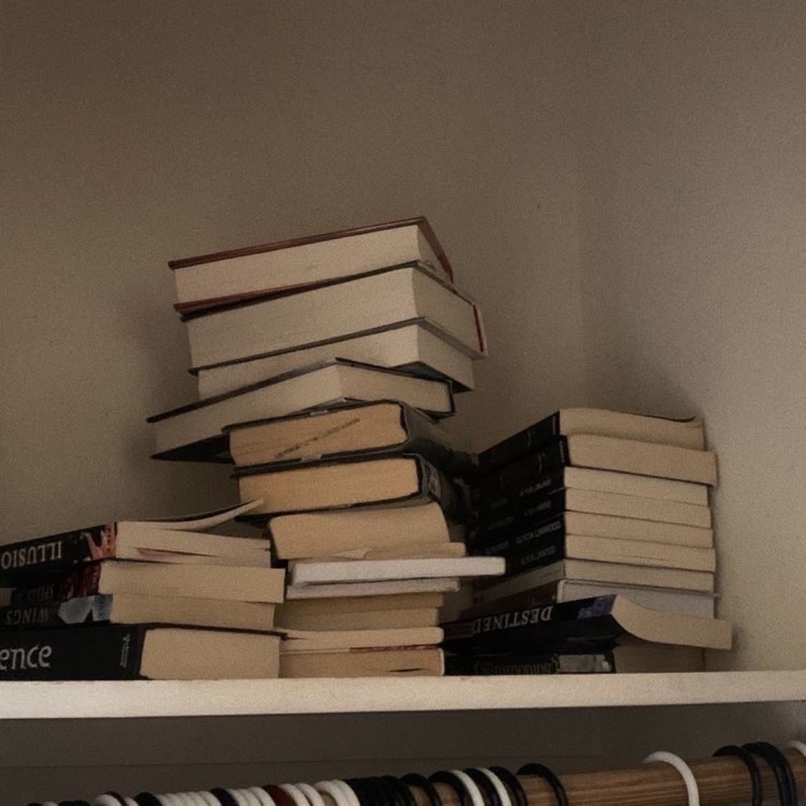 Libros - Fantasía+Romance+Distopía= Escape de la realidad