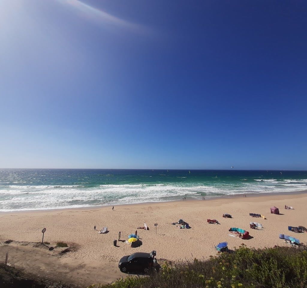 Praia da Peralta - Más salvaje, rodeada de acantilados. Día tranquilo.