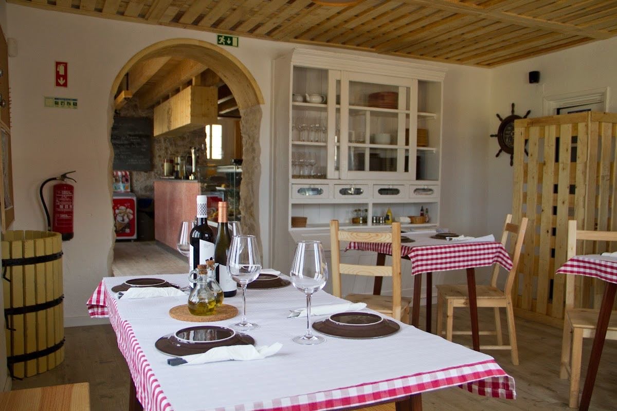 Taberna do Ganhão - Terraza popular y animada. Cervezas, vinos y tapas portuguesas. Punto de encuentro clásico de previa