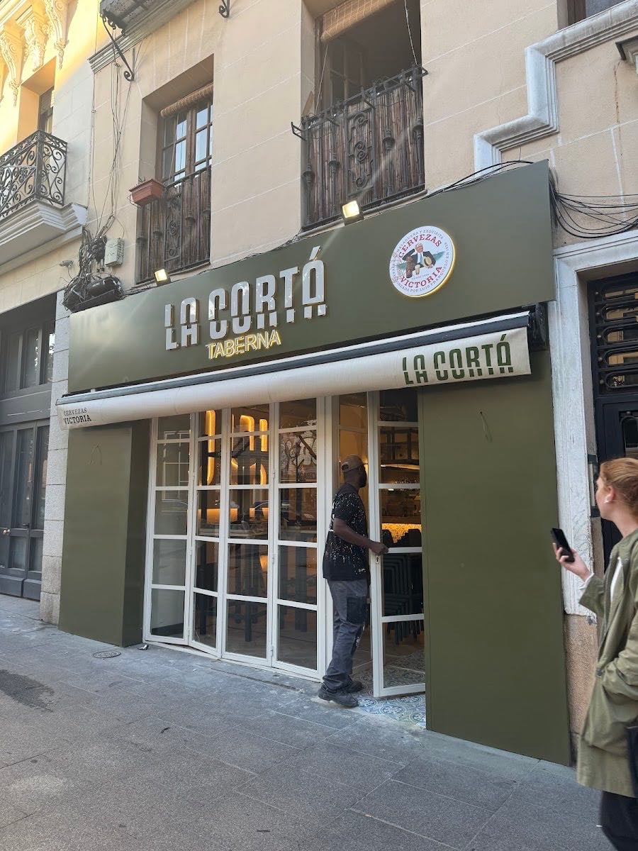 Taberna La Cortá - 4.7 (10-20€) Bravas pintón, mollete pringá, huevos con carrillera y torrija