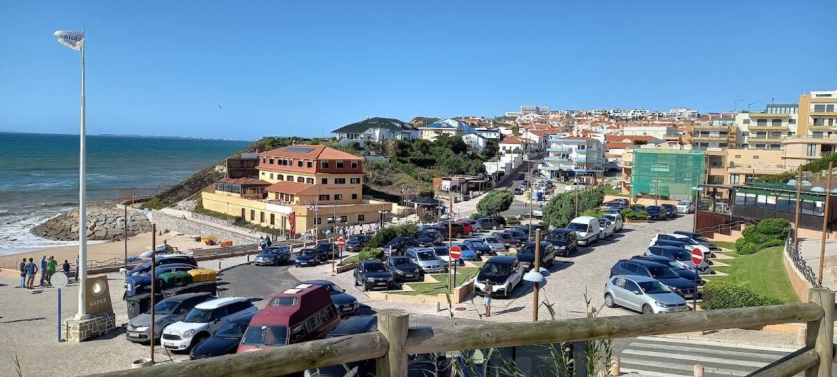 Praia da Areia Branca - Ambiente surfero, juvenil y animado. Paseo marítimo con bares.