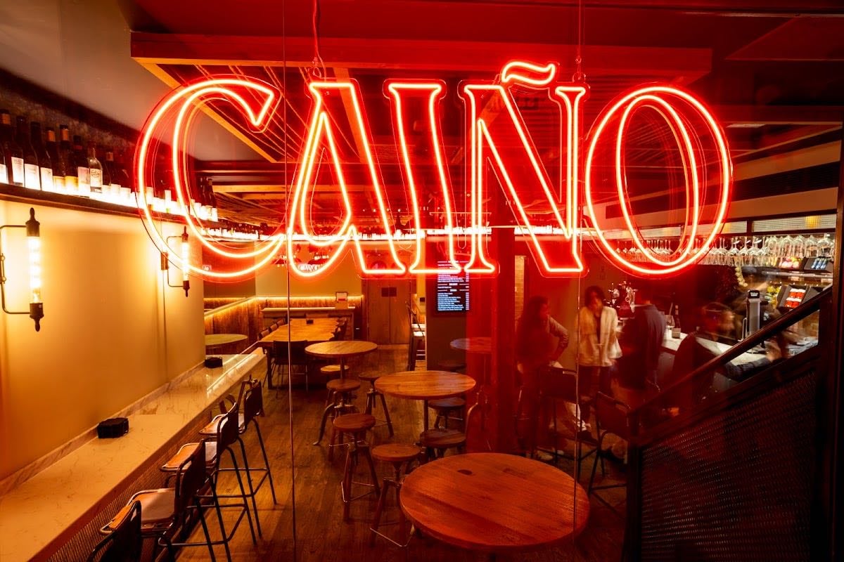 Caiño - 4.5 (€€) Catas de vino, hamburguesa de solomillo, pincho de tortilla