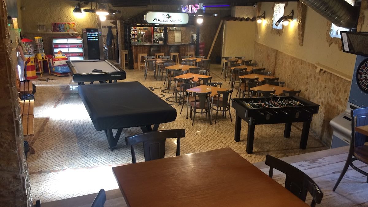 Riclé Bar - 4.7 (€) Burgers, dardos, billar