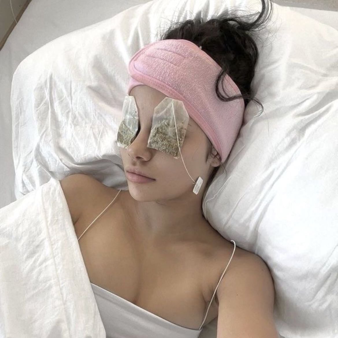 Manzanilla para Ojeras - Coloca 2 bolsitas de manzanilla en agua caliente y luego escúrrela, ponlas en la refrigeradora por 6 minutos. Te las pones en los ojos por 30min. Esto te ayudara a disminuir ojeras ✨