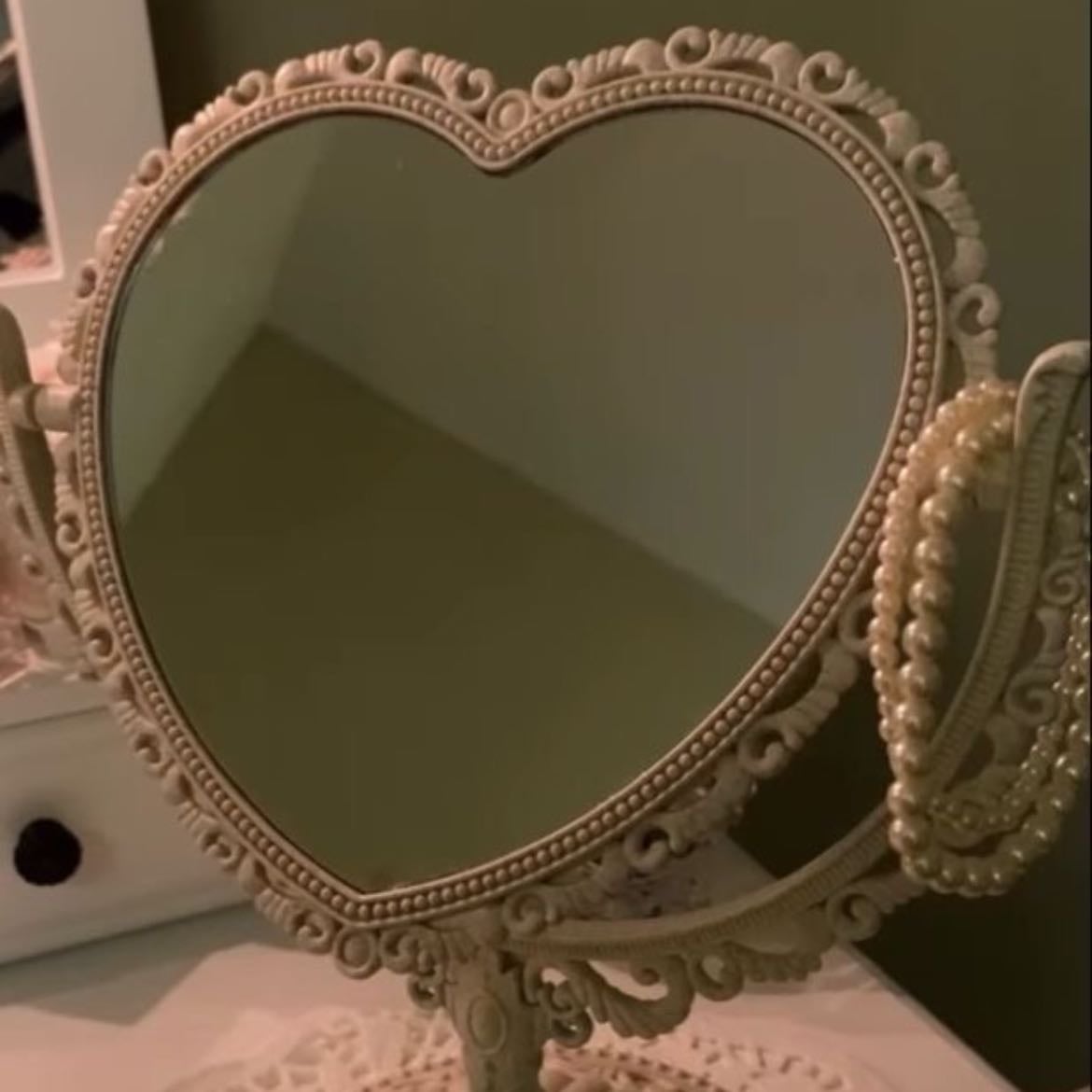 Espejo - Un espejo con un estilo bonito sera el regalo perfecto para las girls. Se vera muy lindo es su vanity