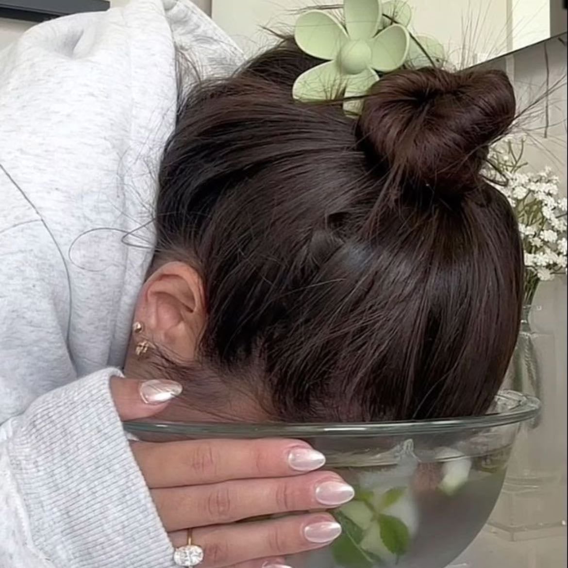 Terapia de Hielo - Después de tu skincare, tu rostro en agua con hielo por 2 min máximo. Te aseguro que tu piel quedarácon un efecto glowy y se vera mas limpio 🦢