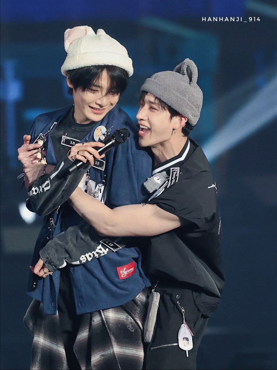 petricor ' - jeongchan - Voltar para a Coréia não iria trazer tantas reviravoltas na sua vida, pelo menos era isso que Jeongin achava. No entanto, se apaixonar por Bangchan, que era o melhor amigo e dividia a casa com seu irmão, não estava em seus planos.