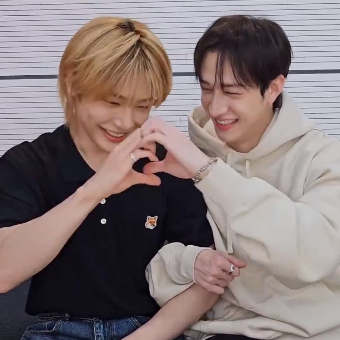fascinação ' - jeongchan - Após perder o marido e se afundar em um abismo de dor, Chan encontra consolo nos livros de um autor misterioso. Enquanto, Jeongin, um escritor prestes a abandonar sua carreira, vê sua vida mudar ao receber um e-mail inesperado de um leitor.