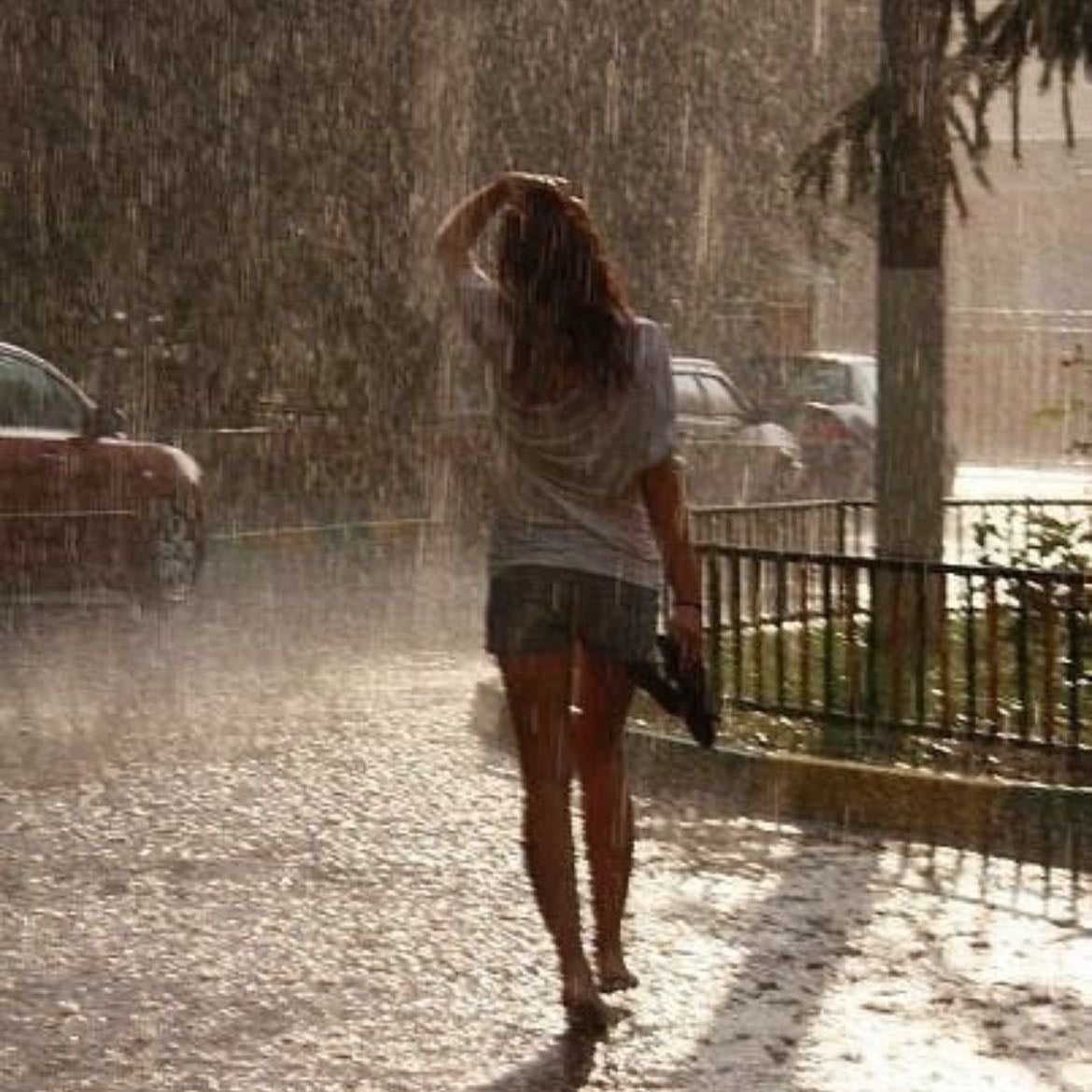 Tomar banho de chuva na grama