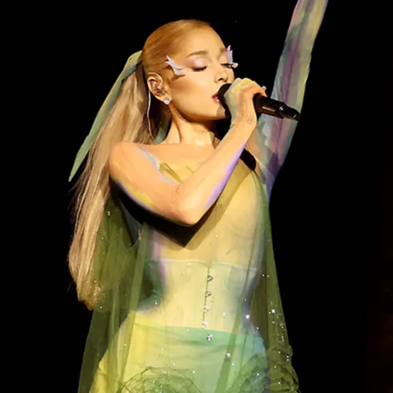Ariana Grande - 18 Hot 10s