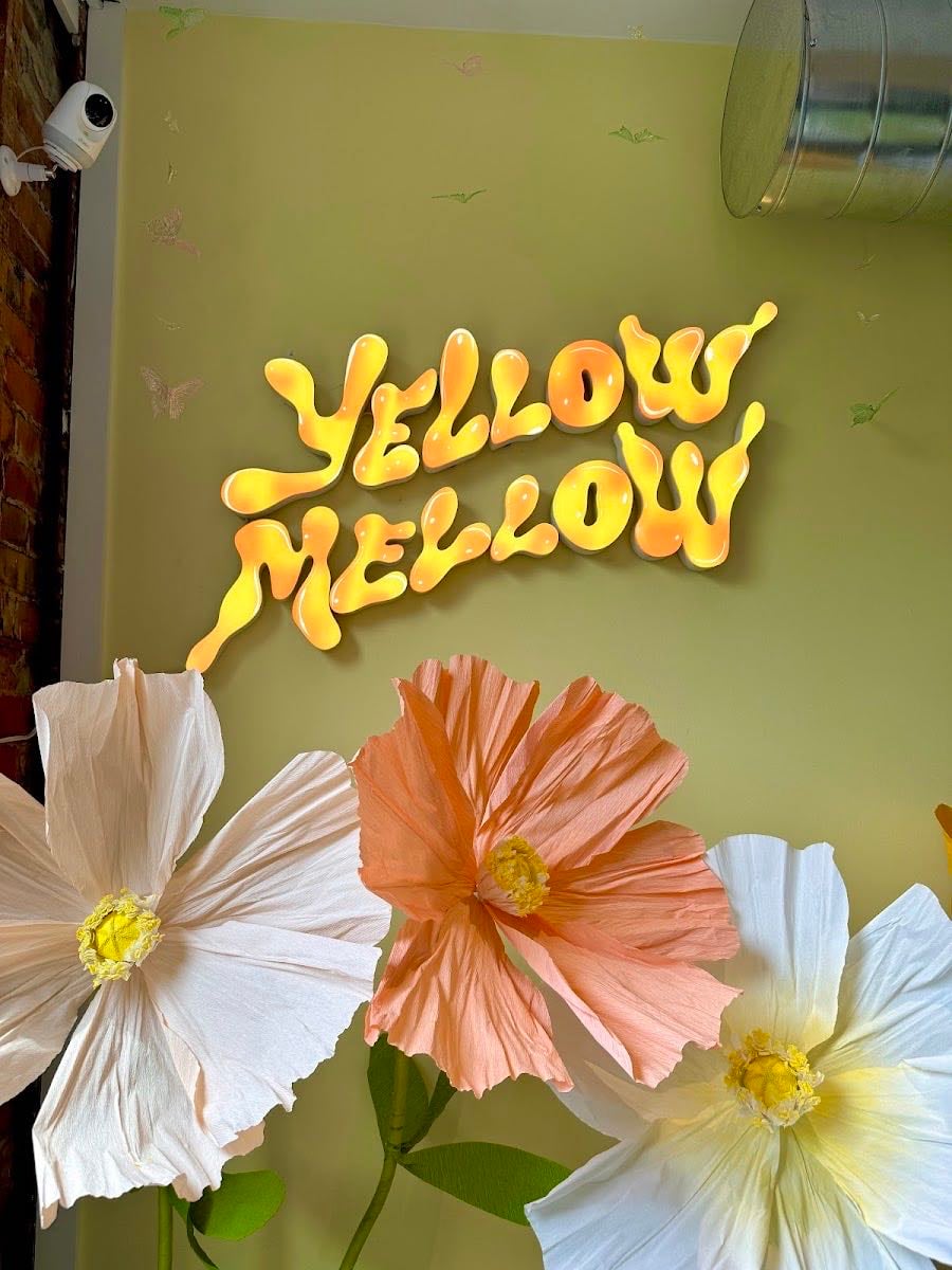 Yellow Mellow - Nails, tooth gems, jewelry