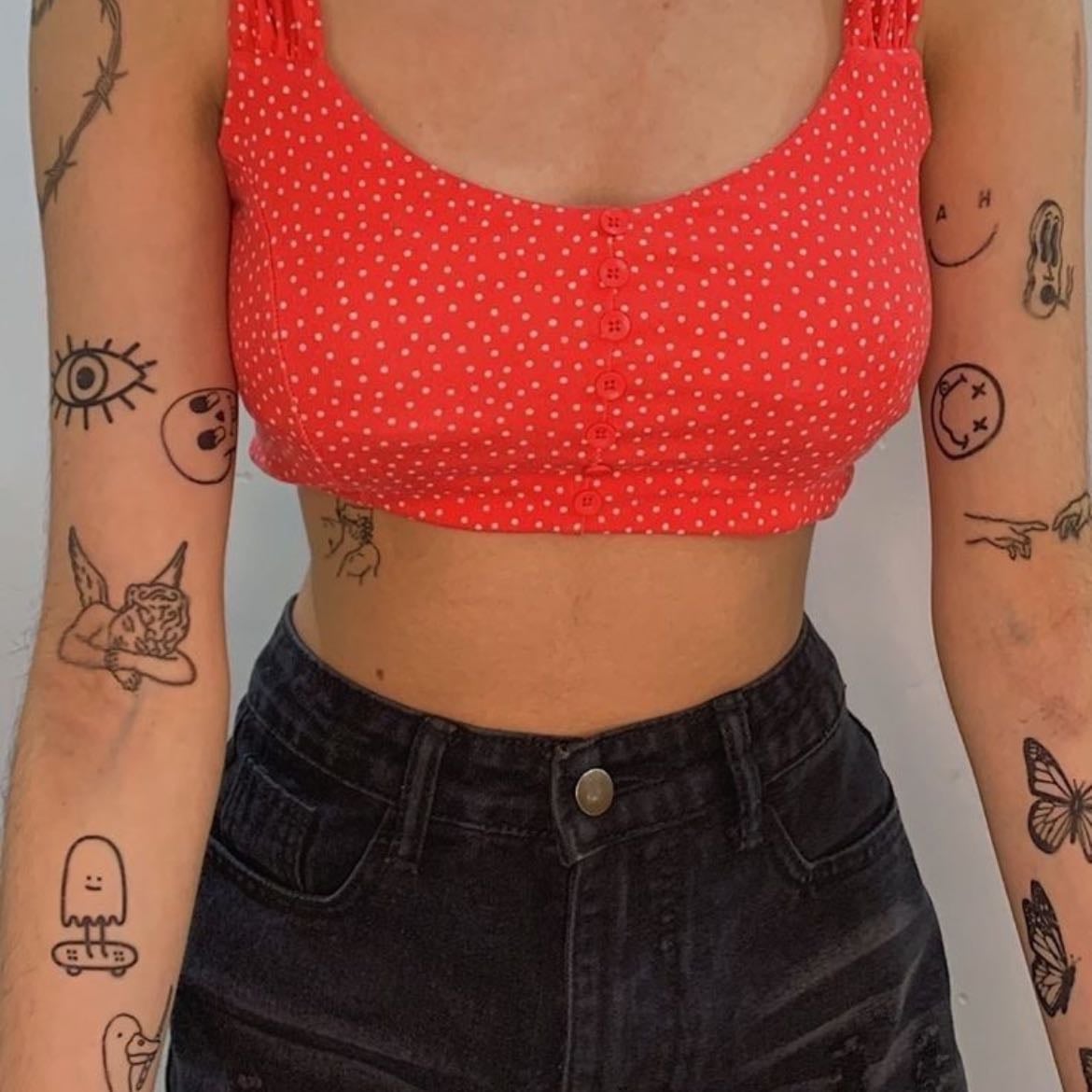Tatoos temporales - 1.Imprime los diseños que quieras (a blanco y negro). 2.Recorta el diseño y rocíalo con suficiente perfume. 3. Sumerge el recorte en un poco de agua por 3min. 4. Rocía perfume en la zona que te vayas a poner el tatuaje. 5.Aplica el recorte en la zona deseada y presiona durante 40s.