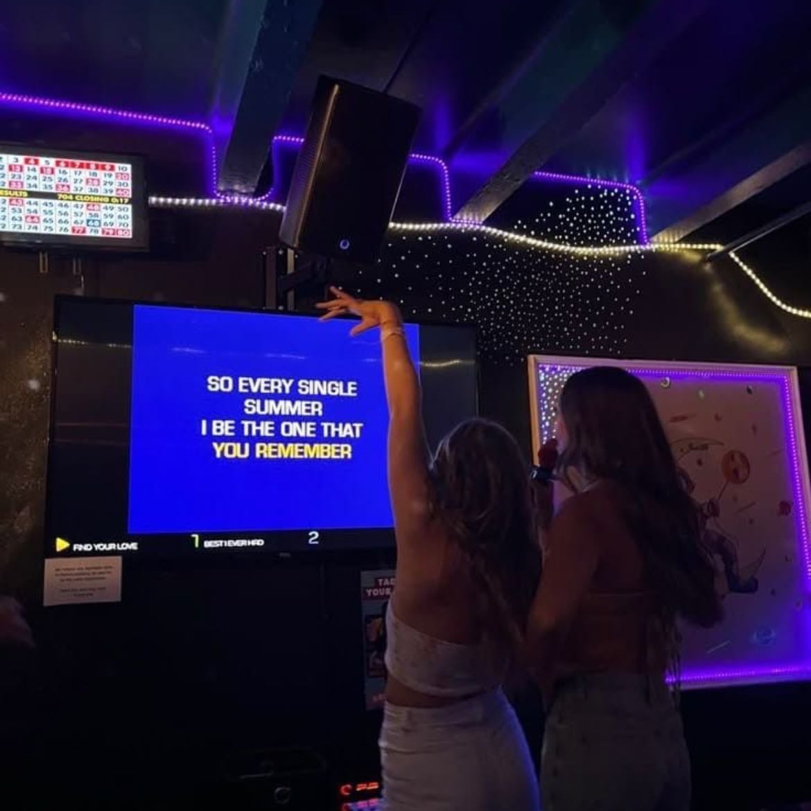 Karaoke a ciegas - Deja que tus amigas decidan la melodía de una canción sin que tú sepas y trata de adivinar la letra