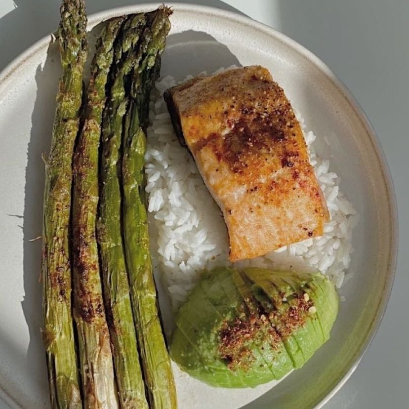 Filete de pescado a la plancha - Pescado a la plancha con arroz y ensalada de verduras.