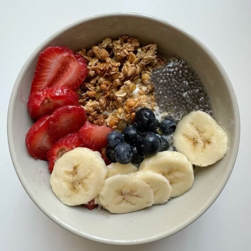 Tazón de yoghurt - Ingredientes: Yoghurt natural Miel Chía Granola o avena Fruta (a tu gusto)