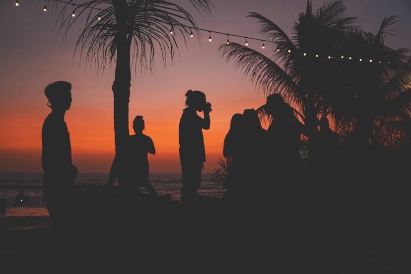 ir a una fiesta en la playa de noche