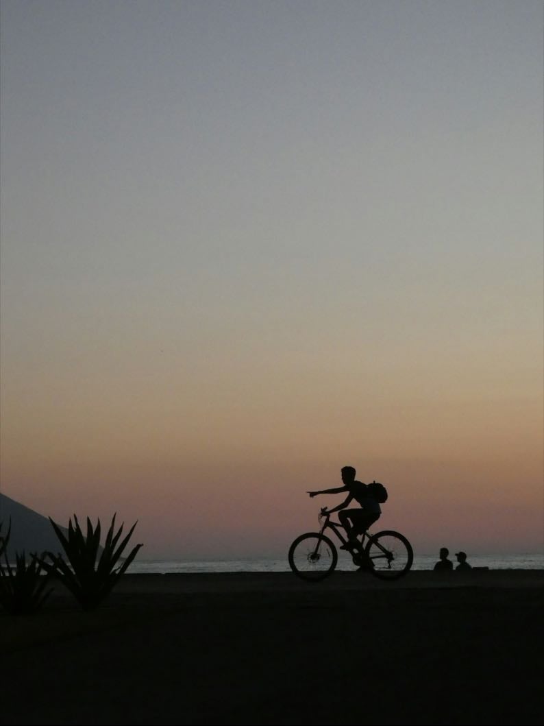 bicis por la noche cerca de la playa