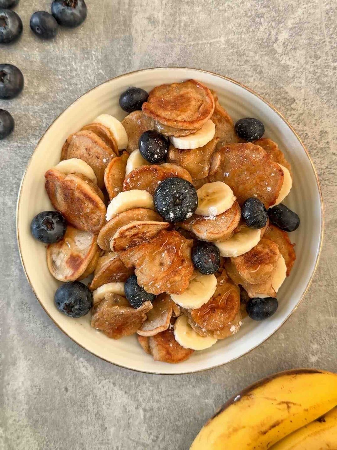 Mini banana pancakes - - 1 œuf
- 30 g de farine d’amandes
- 60 g de yaourt coco ou fromage blanc
- Extrait de vanille
- 1 cĂ s de levure chimique
- 1 banane
- 1 càs de sirop d’érable