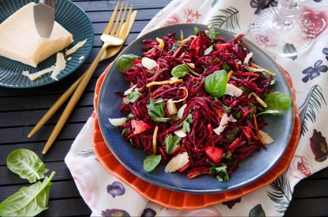 Salades - - 2 betteraves cuites râpées
- 2 carottes violettes râpées
- 1 oignon rouge
- Grenade
- Persil hachée
- Noix de pécans
- 100g de crème fraîche végé ( lactose fermenté)
- huile d’olive
- citron
- sel
- paillettes d’algues
( - Miel )