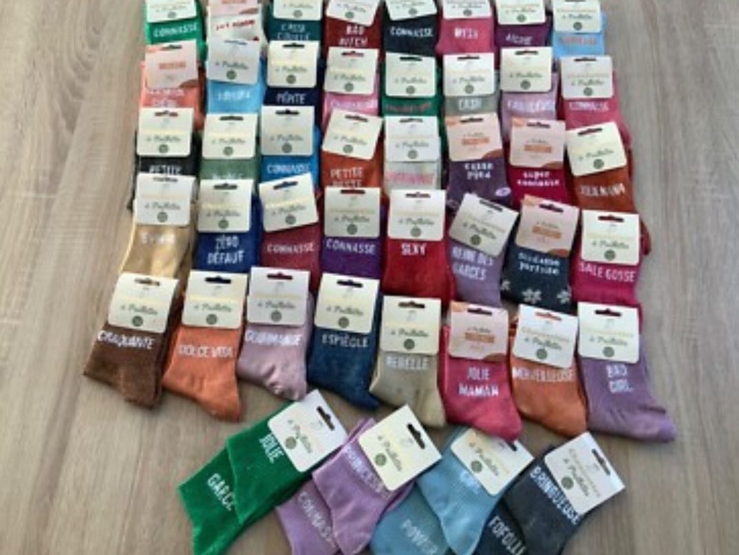 Chaussettes Ă paillettes ( jours de fĂȘte, centrakor ou site « etsy.com » - â 5⏠et personnalisĂ© â 10âŹ
« pompompom »
« Stalkeuse »
« Renne des garces »
« Grosse tana »
« I love you »
« 3 mots, 8 lettres »
« Miam »
« Sexy »
« Eft toi jsp »