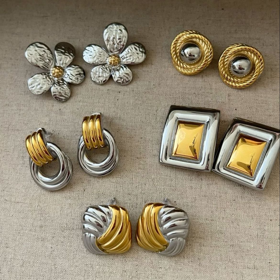 mixing gold & silver - si amas ambos colores, pero te da un poco de miedo usarlos juntos, puedes optar por este tipo de aretes, resaltarán y se verán hermosos con tus outfits