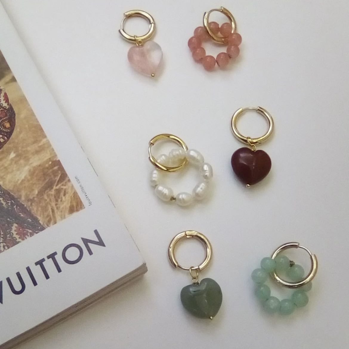 colorful earrings - si prefieres los aretes que resalten más por su color, puedes utilizar este tipo, son pequeños y de tonalidades no muy fuerte, se ven hermosos y darán un toque al outfit