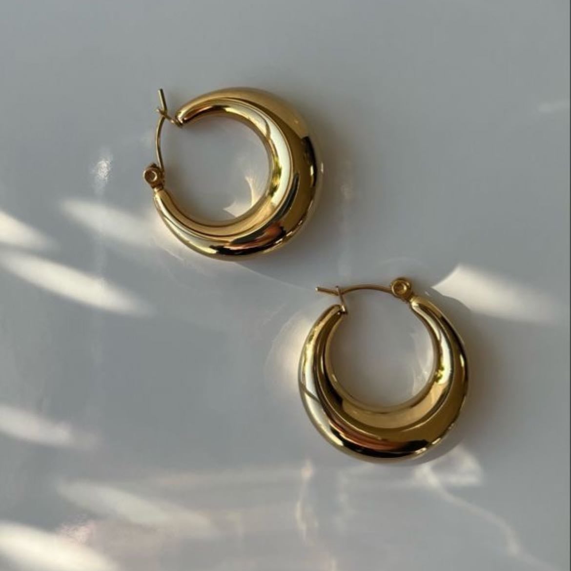 earrings - los aretes hoops son esenciales para elevar tus outfits