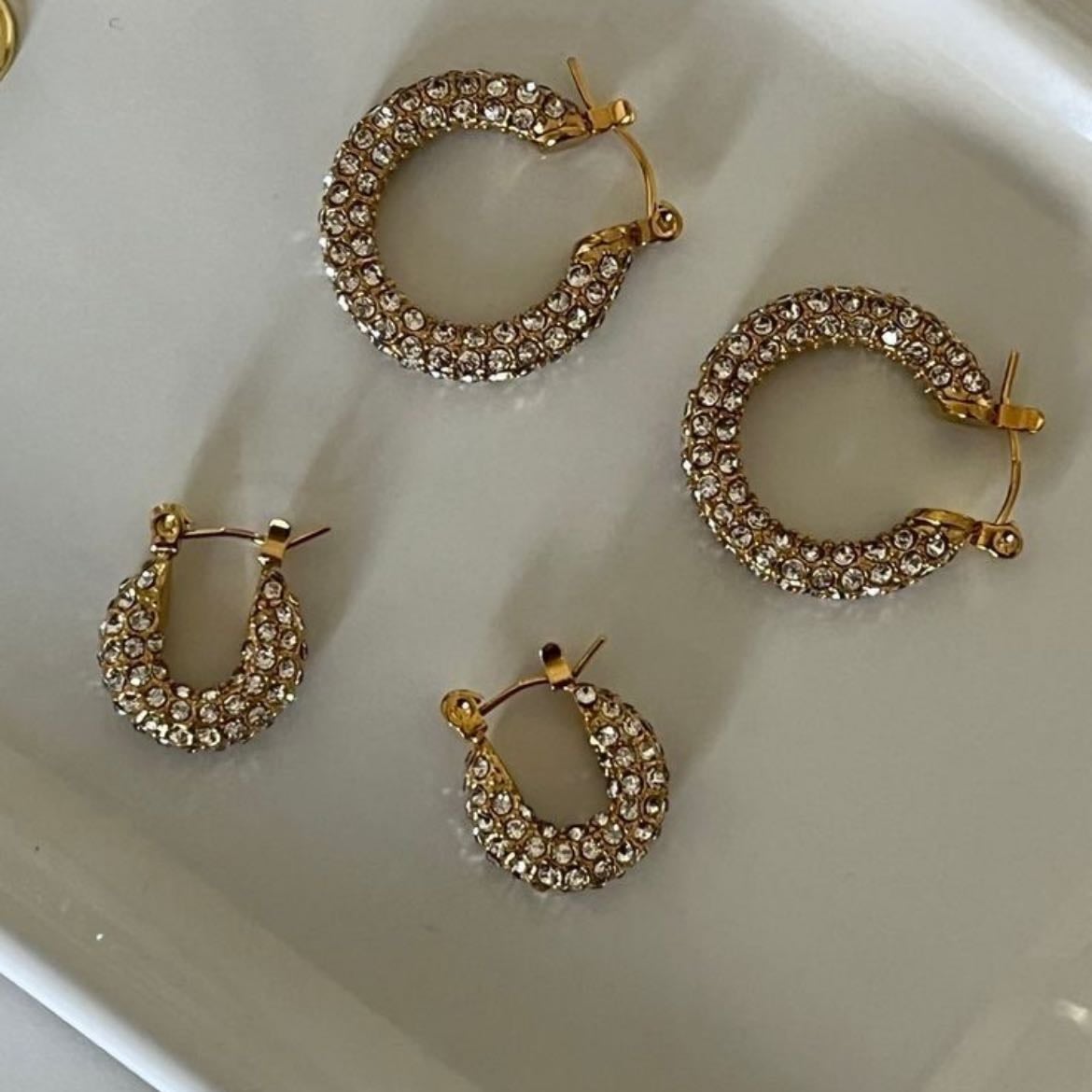 shiny earrings - si te encanta el brillo, opta por este tipo de aretes, hay distintos tamaños, modelos y colores