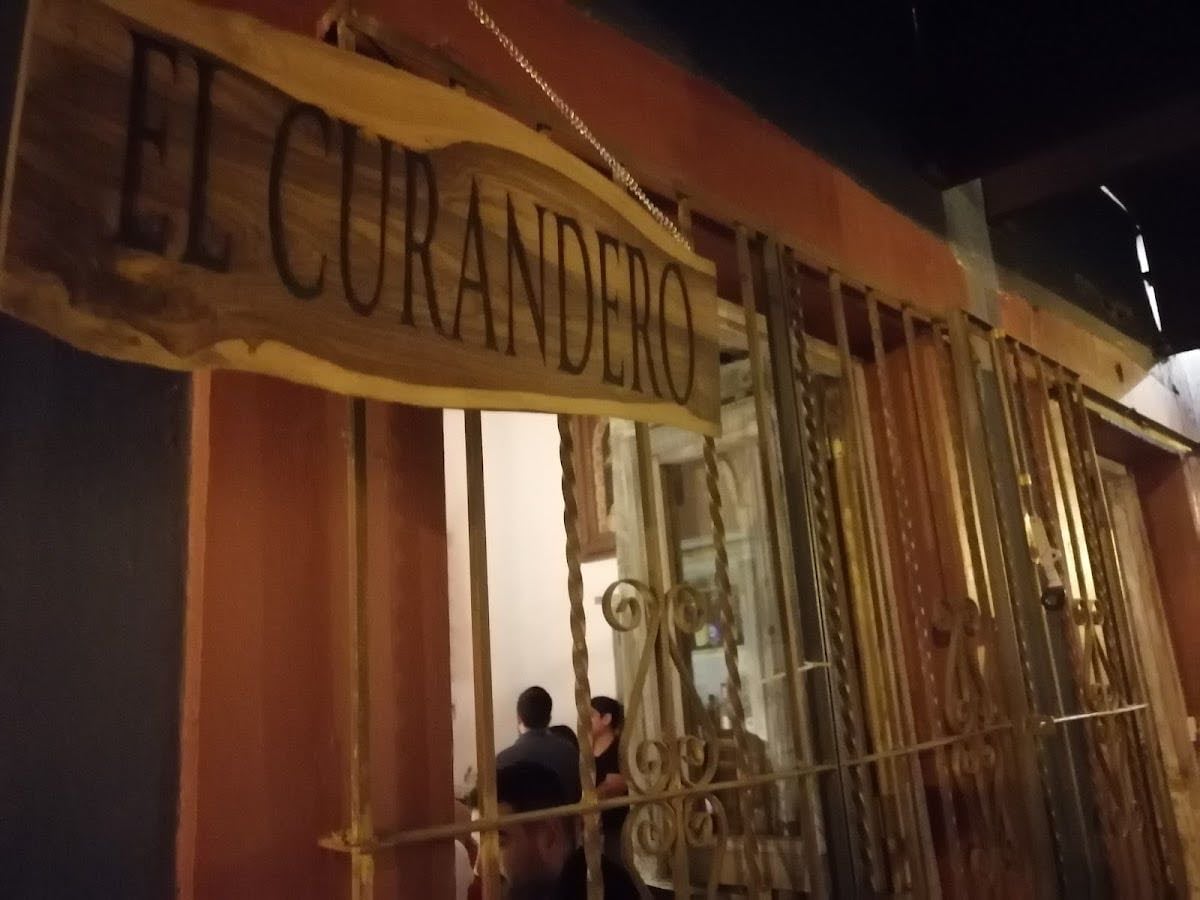 El Curandero Mezcalería y Elixires Mexicanos