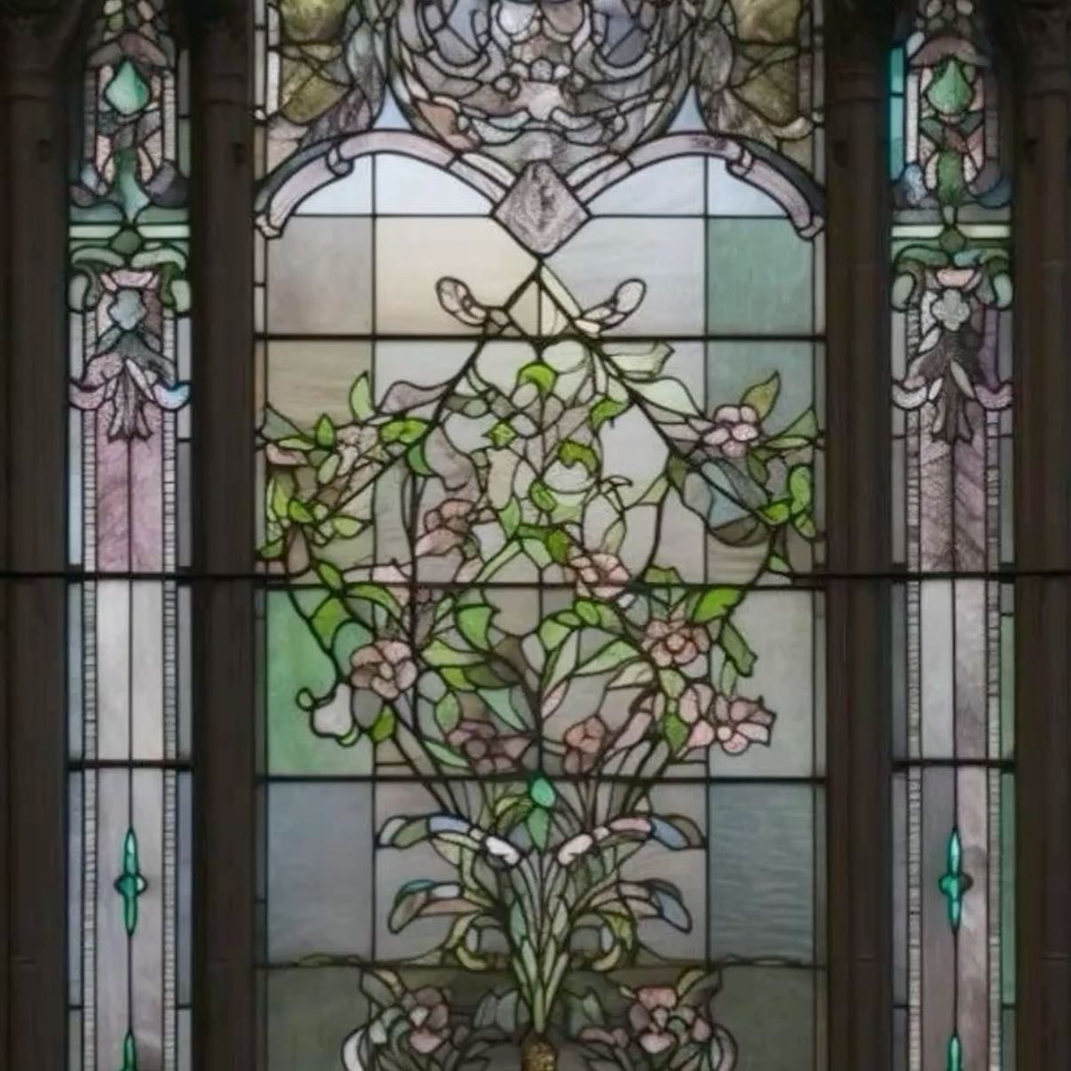 Foliage pattern glass