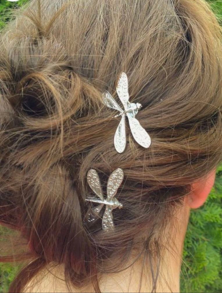 messy bun w cute clips