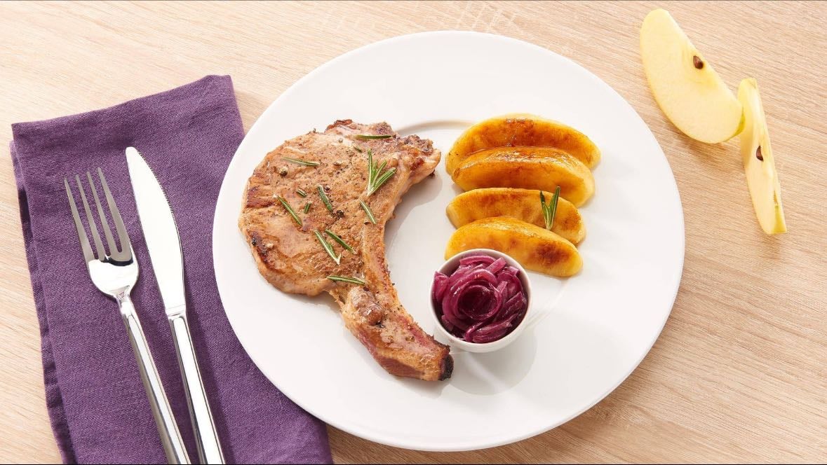 Côte de porc au chutney de pomme et oignon rouge