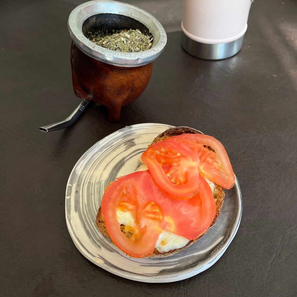 Tostada Salada - Pan de masa madre, queso portsalut, huevo y tomate