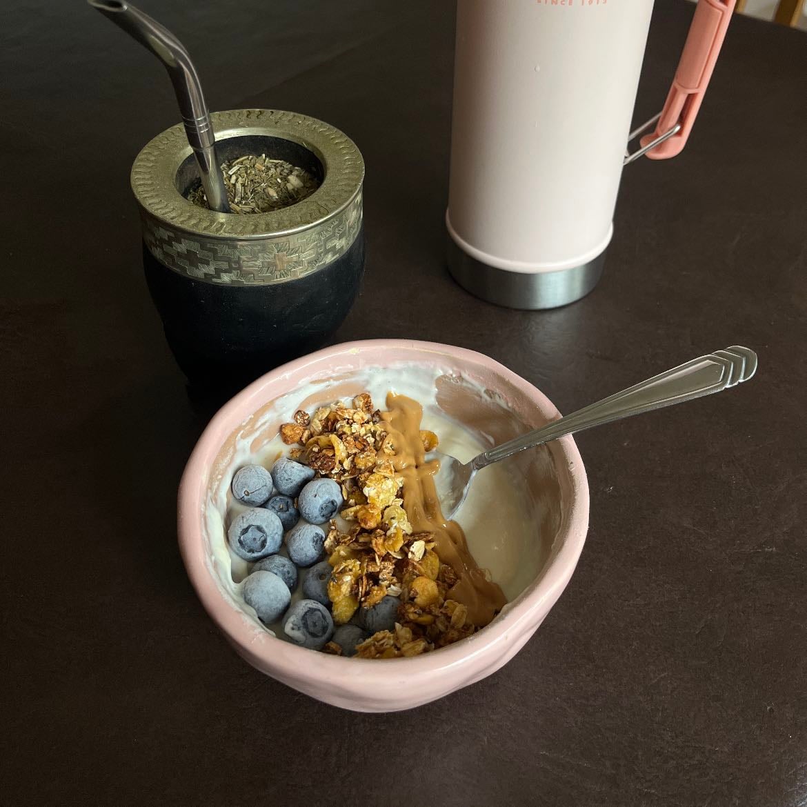 Bowl de Yogurt - Yogurt natural, proteína, granola casera