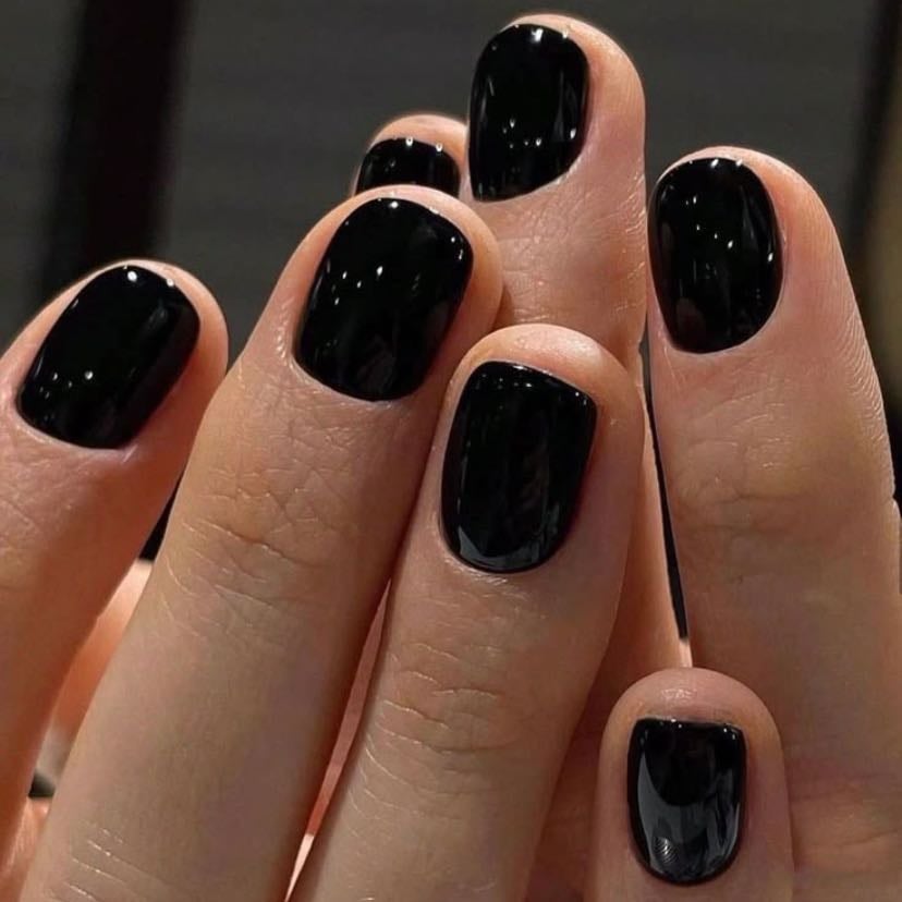 Uñas negras y cortas