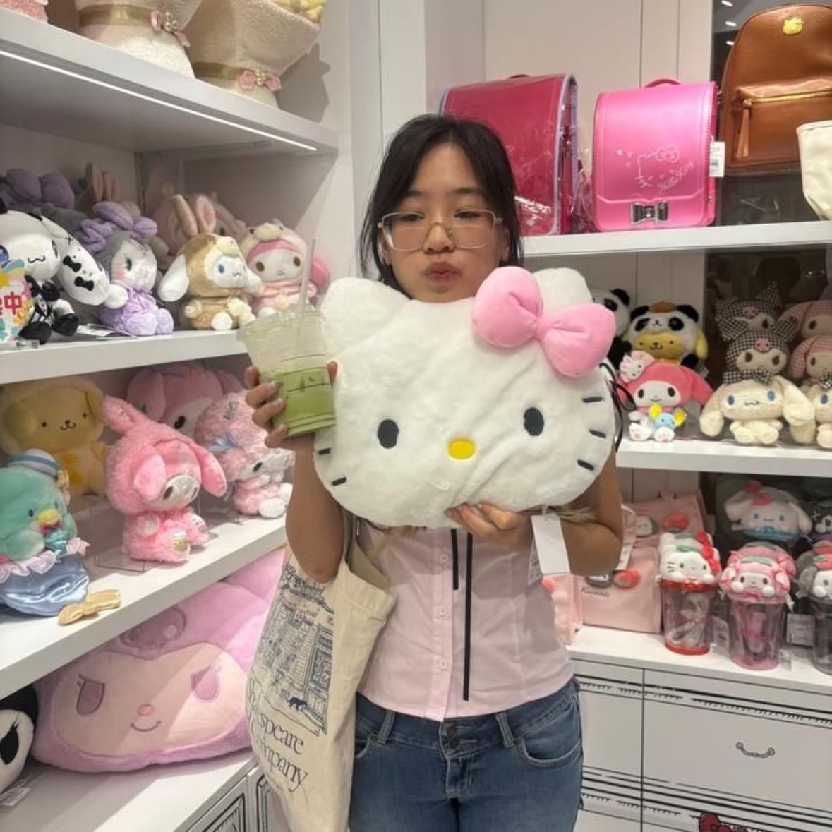 Urmomsushi - She does videos about skincare room decoration and clothes and study tips