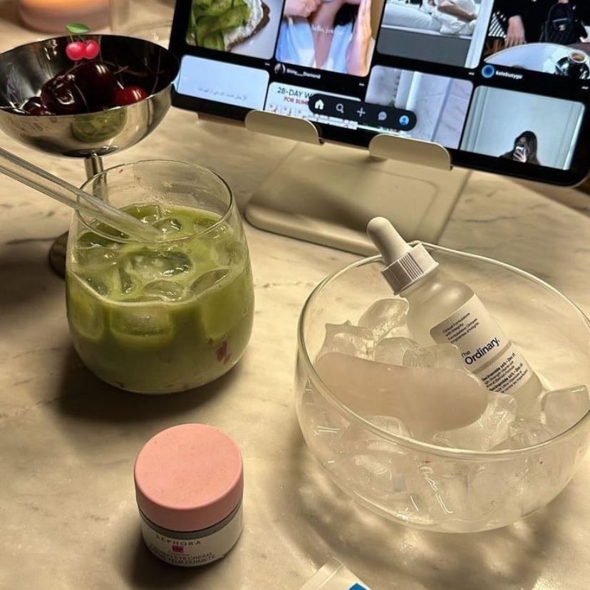 Rostro; - Siempre mantén limpio tu rostro, usa hielo por las mañanas te ayudará a descincharlo y a cerrar tus poros, usa skincare favoreciendo tu tipo de piel, usa en tus labios hidratantes como labiales con vitaminas para que se vean más lindos y sanos; todas las mañanas antes de salir a la escuela, universidad o trabajo usa siempre protector solar, te protege del sol y toma batidos verdes de pepino.