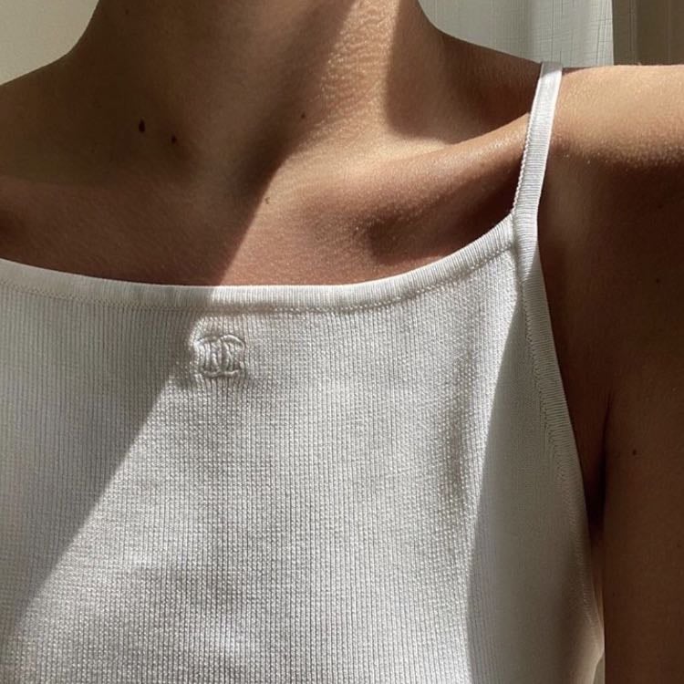 Tank tops - Literal la prenda que uso tooodos los días, las amo y son la base de todos mis outfits, no te pude faltar una negra, blanca y gris. Ya después de tener esos colores puedes empezar a comprar en los colores que estén en tendencia.