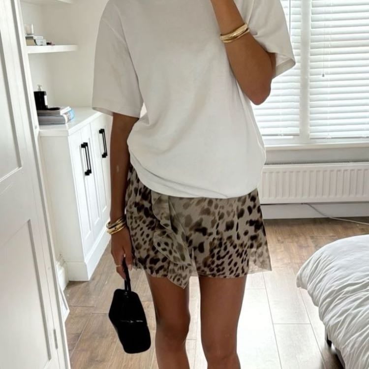 T-shirts - Oversize, baby tees, lisas, estampadas. Al igual que las tank tops serán tus saca apuros, ademas que te ayudaran a hacer tus looks mas casuales.