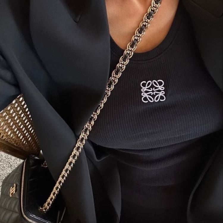 Blazers - De mis prendas favoritas, amo como se ven y lo fácil que es elevar un outfit con un blazer, ideales para cuando te quieras ver mas formal o simplemente elevar tu outfit aburrido.